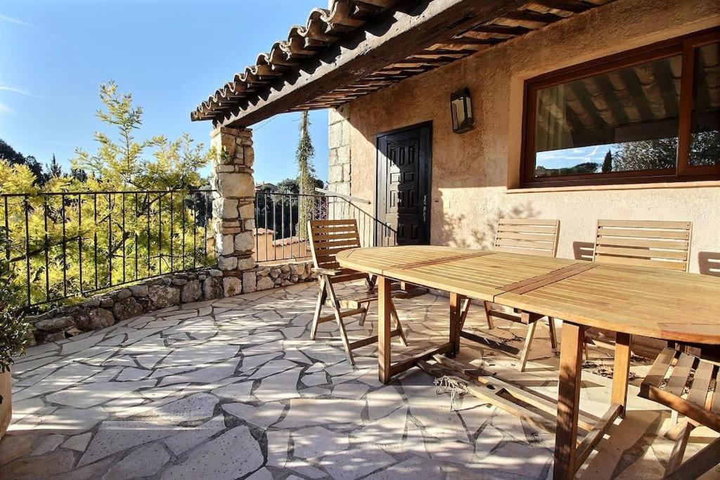 Bright Close To The Village Apartment