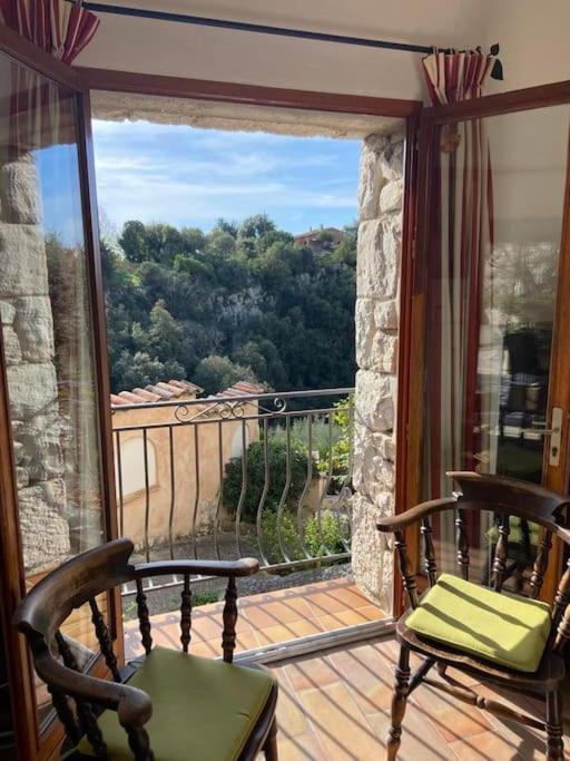 Bright Close To The Village Apartment *