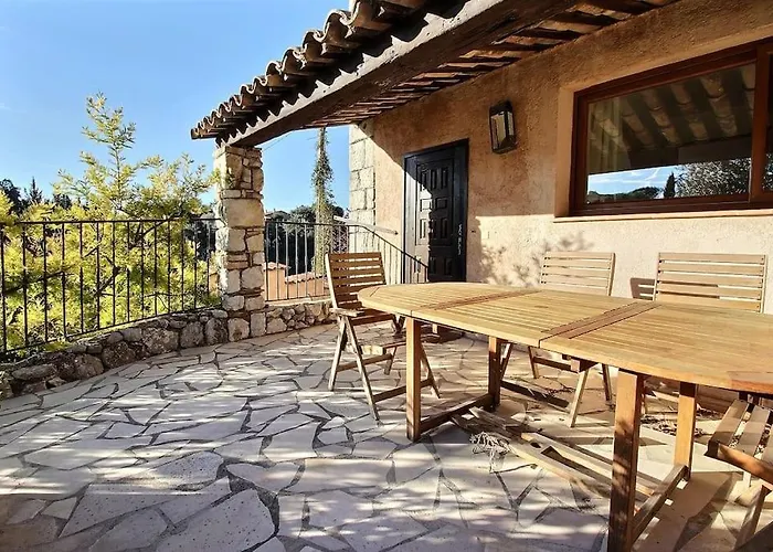 Bright Apartment Close To The Village